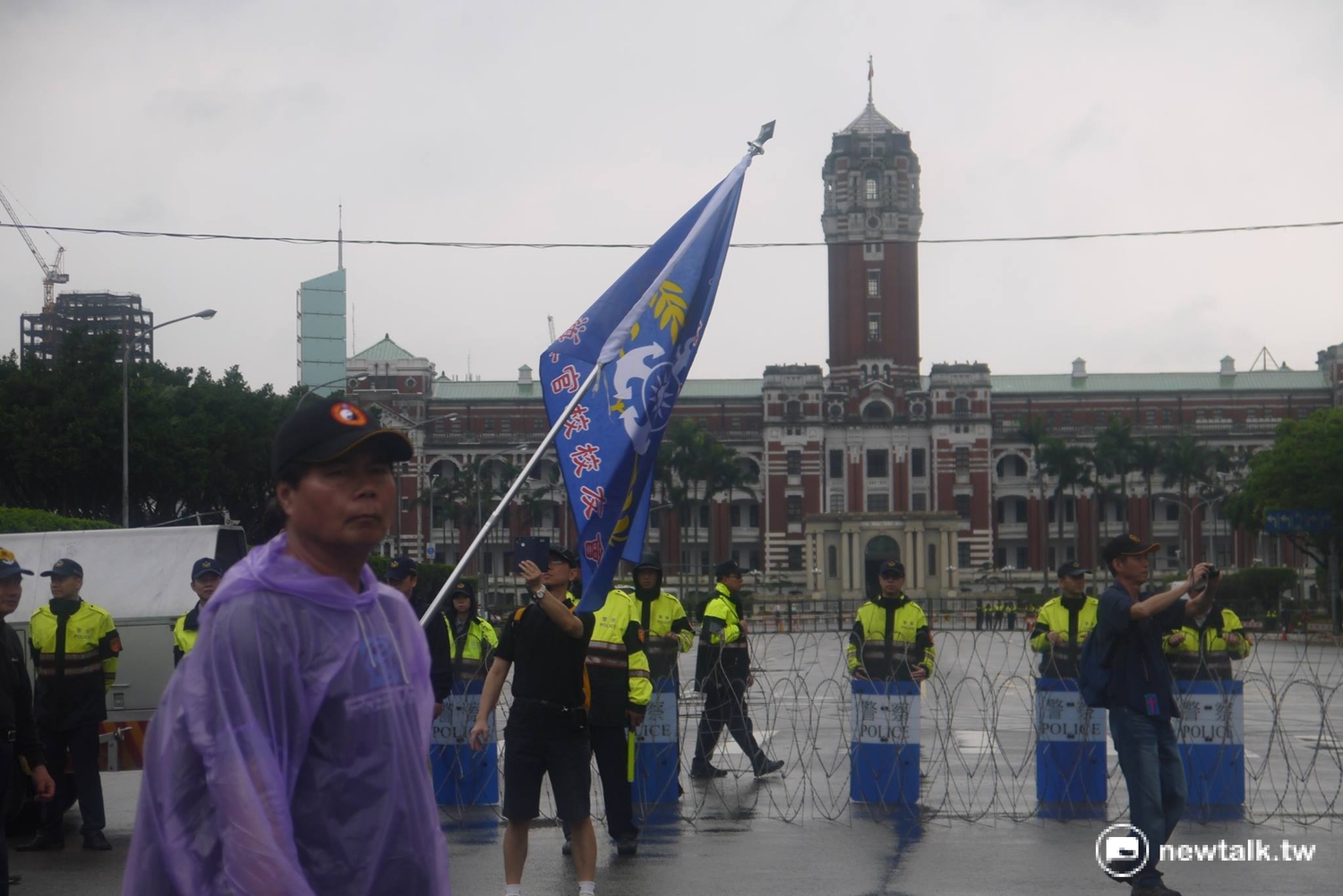 遊行領隊與警方和台北車站站長示意。 遊行領隊與警方和台北車站站長示意。