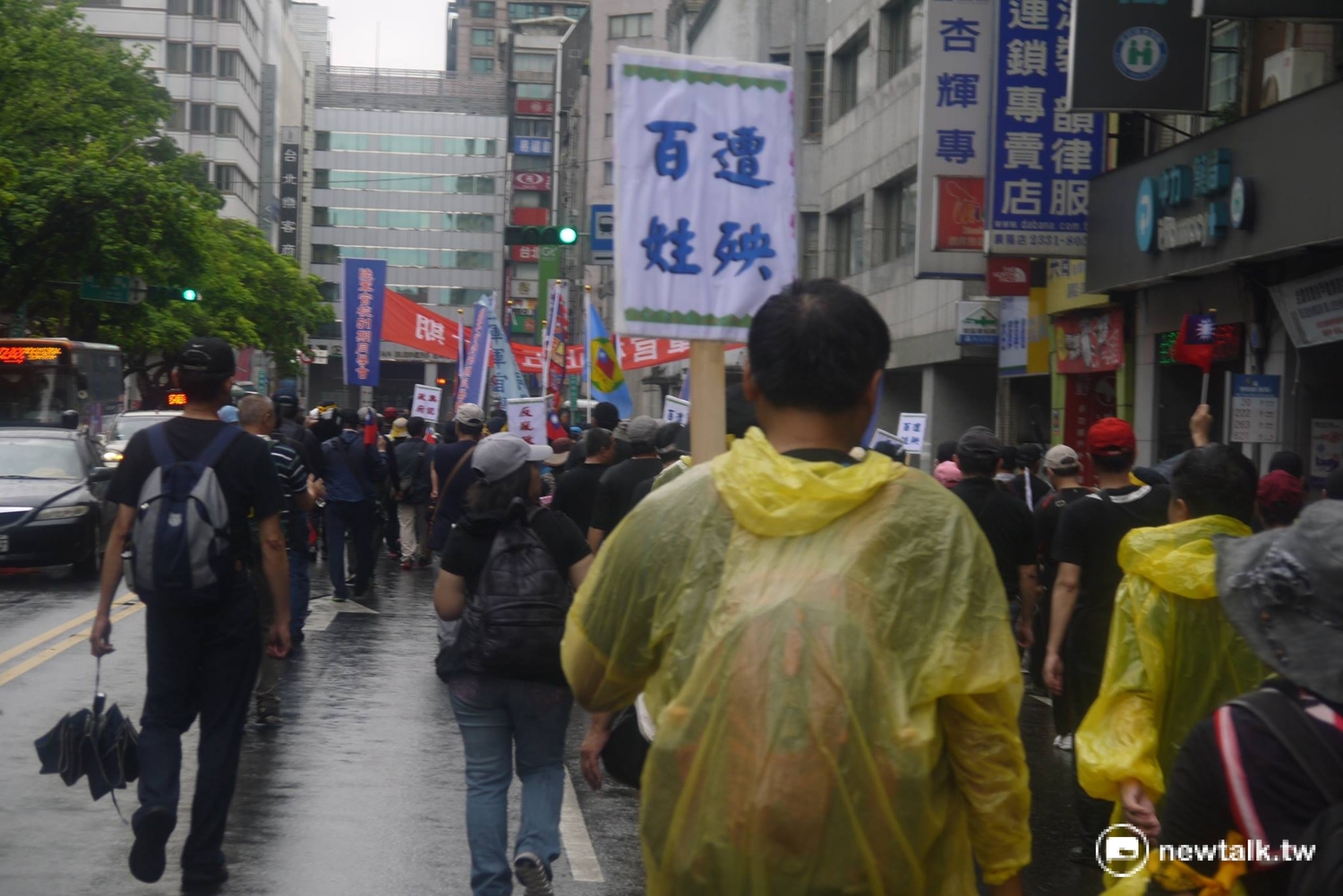 遊行領隊與警方和台北車站站長示意。 遊行領隊與警方和台北車站站長示意。