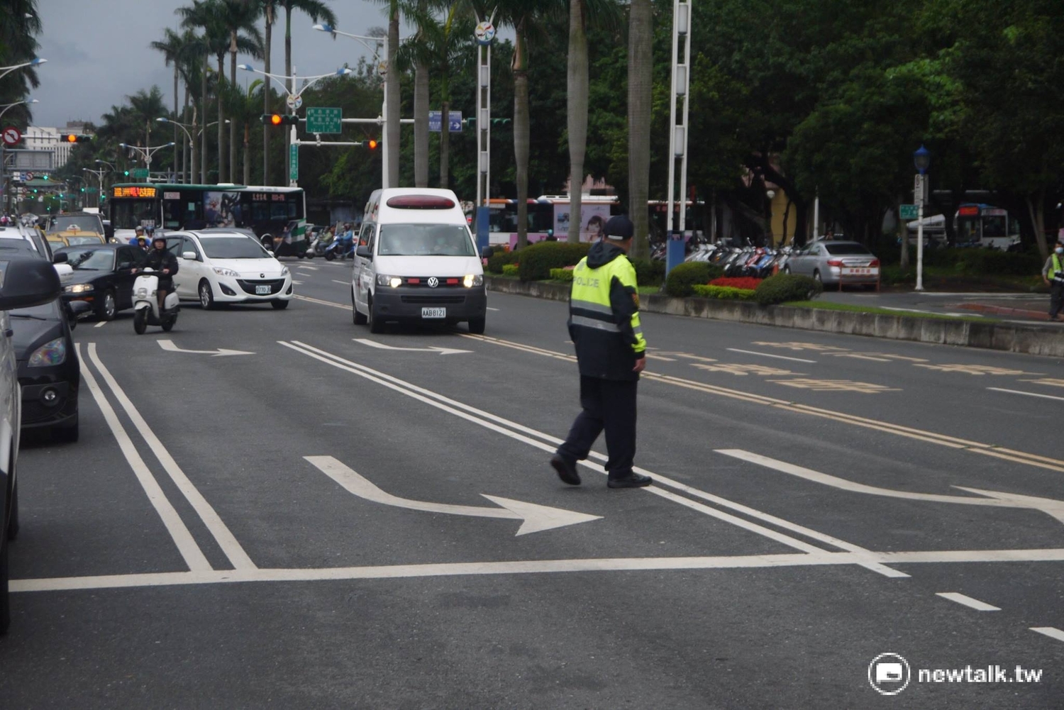 遊行領隊與警方和台北車站站長示意。 遊行領隊與警方和台北車站站長示意。