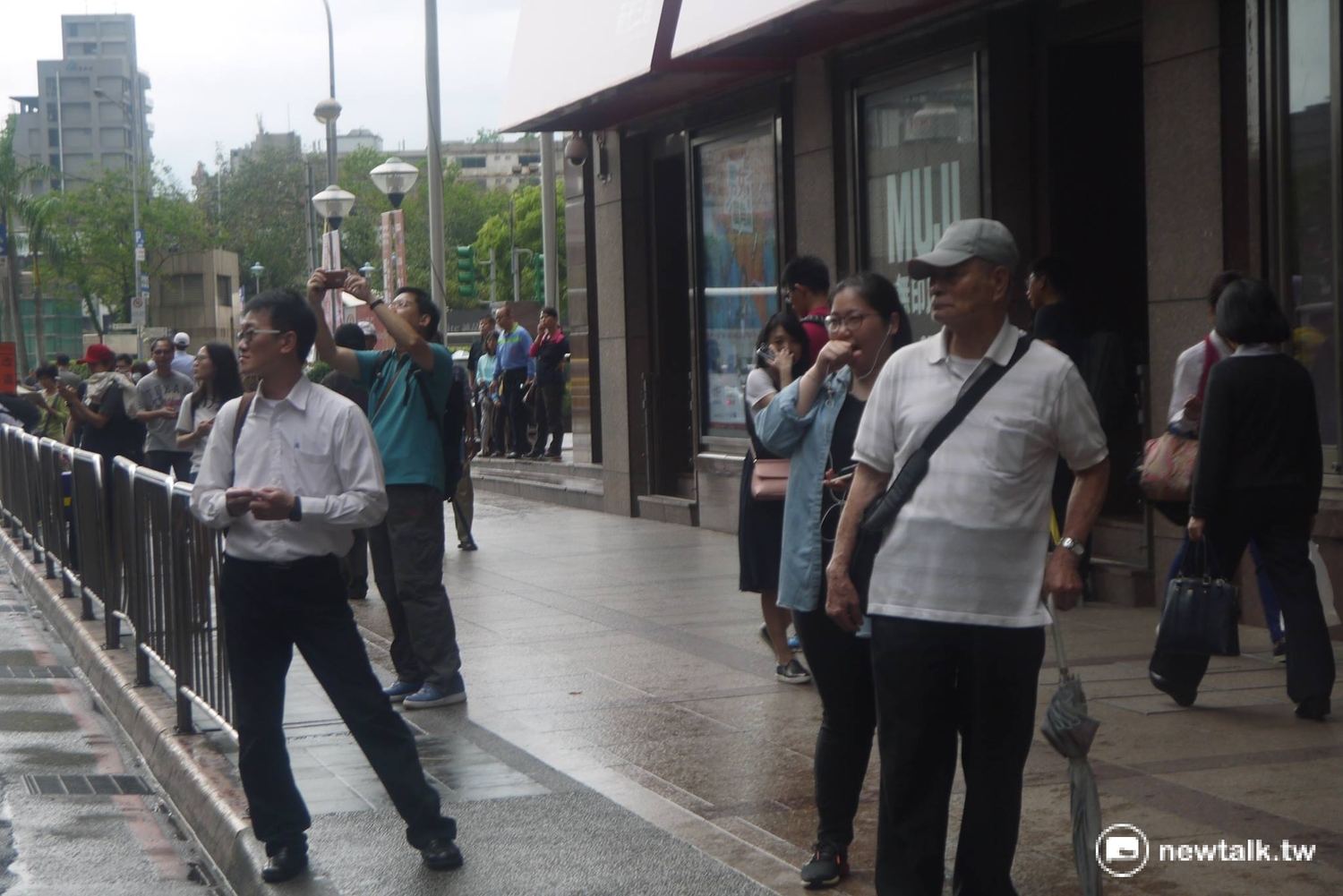 遊行領隊與警方和台北車站站長示意。 遊行領隊與警方和台北車站站長示意。