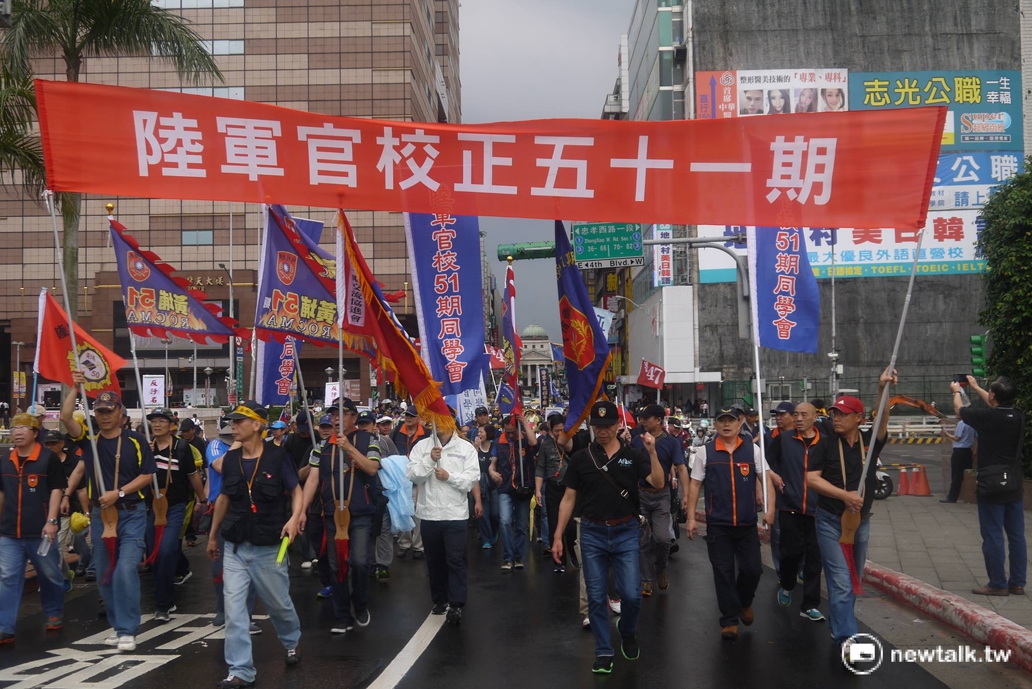 遊行領隊與警方和台北車站站長示意。 遊行領隊與警方和台北車站站長示意。