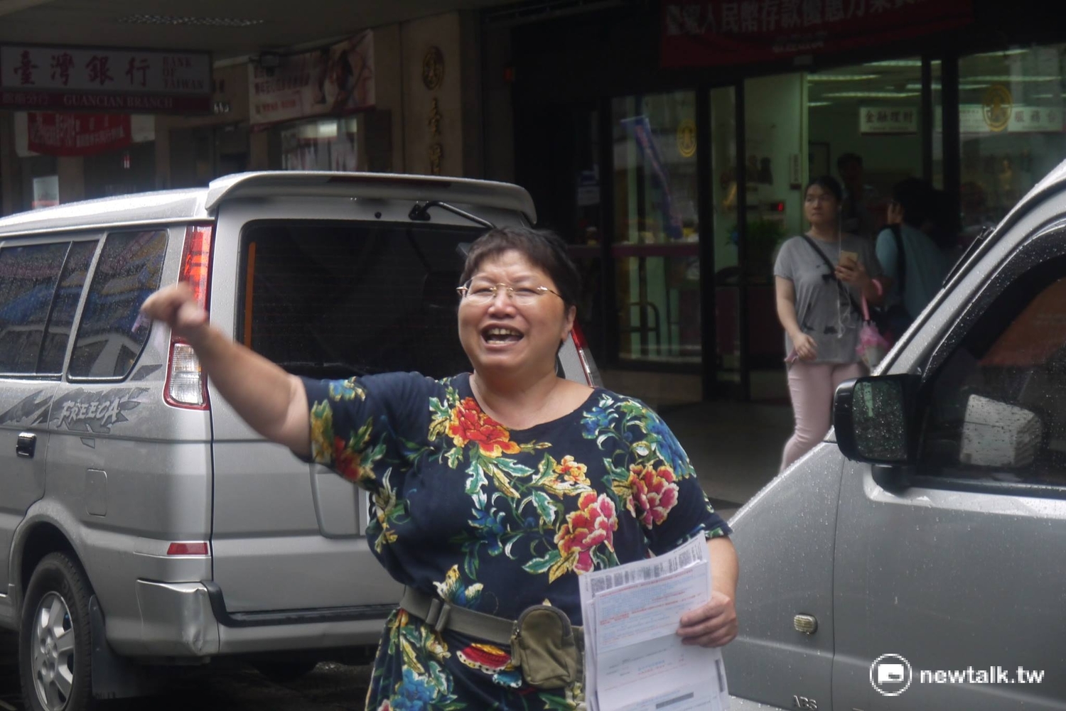 遊行領隊與警方和台北車站站長示意。 遊行領隊與警方和台北車站站長示意。