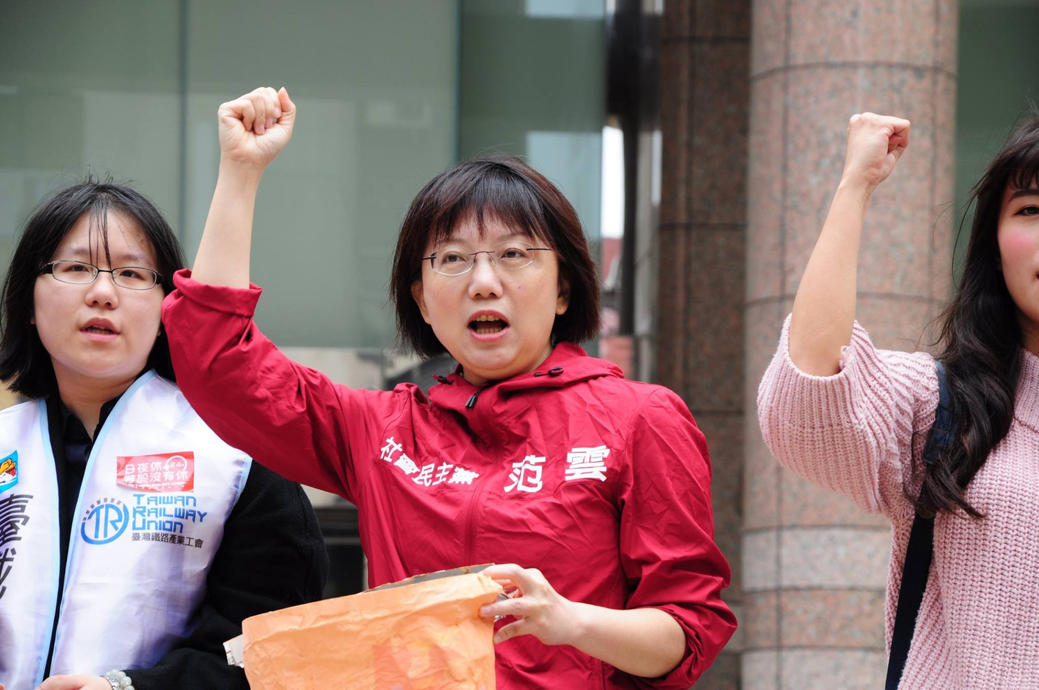 圖說:反年金改革的軍公教團體聚集於立法院外,不僅與媒體發生衝突,甚至朝路過的官員及立委潑水洩憤,對此,社會民主黨19(今)日下午譴責使用暴力,且呼籲儘速通過軍公教的年金改革方案。 圖說:反年金改革的軍公教團體聚集於立法院外,不僅與媒體發生衝突,甚至朝路過的官員及立委潑水洩憤,對此,社會民主黨19(今)日下午譴責使用暴力,且呼籲儘速通過軍公教的年金改革方案。