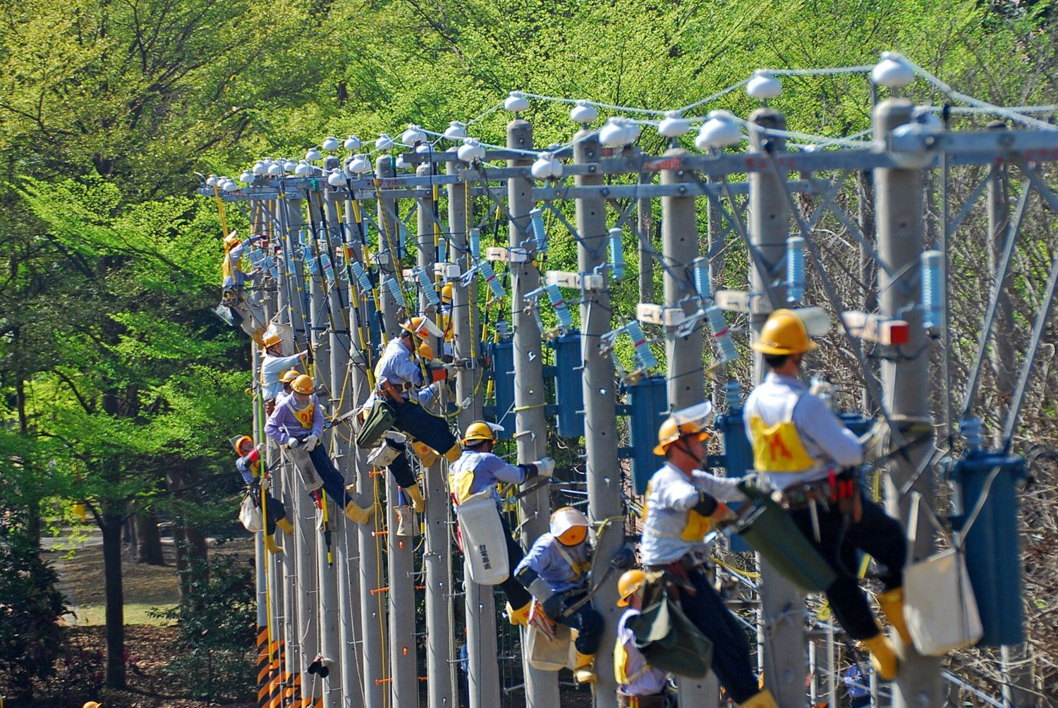 台電自102年虧損175.43億元後;隔年即轉虧為盈,103年賺141.47億元;104年賺617.76億。 台電自102年虧損175.43億元後;隔年即轉虧為盈,103年賺141.47億元;104年賺617.76億。