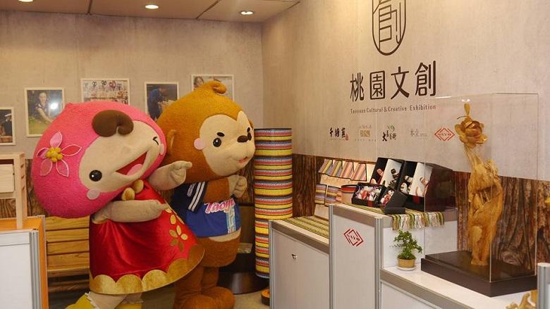 桃園市府祭出吉祥物ㄚ桃園哥炒熱展場氣氛。 圖:文化部提供 桃園市府祭出吉祥物ㄚ桃園哥炒熱展場氣氛。 圖:文化部提供