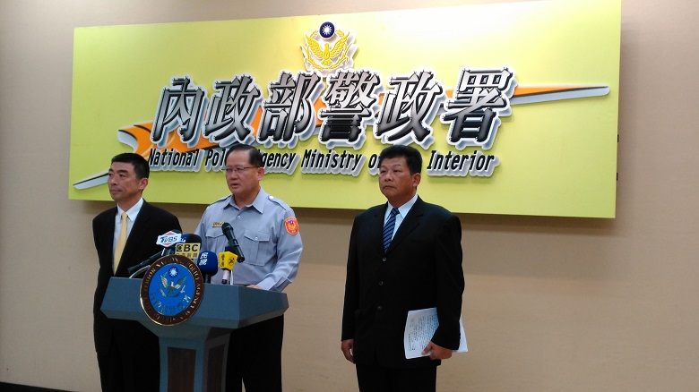 針對反年金團體19日大暴走事件,警政署長陳國恩(中)傍晚緊急召開記者會表示,已掌握25名滋事份子,將依法追究嚴辦。 針對反年金團體19日大暴走事件,警政署長陳國恩(中)傍晚緊急召開記者會表示,已掌握25名滋事份子,將依法追究嚴辦。