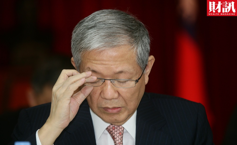 永豐金疑違法放貸,繼裁定何壽川羈押禁見後,永豐銀資深副總陳佳興也遭羈押禁見。 永豐金疑違法放貸,繼裁定何壽川羈押禁見後,永豐銀資深副總陳佳興也遭羈押禁見。