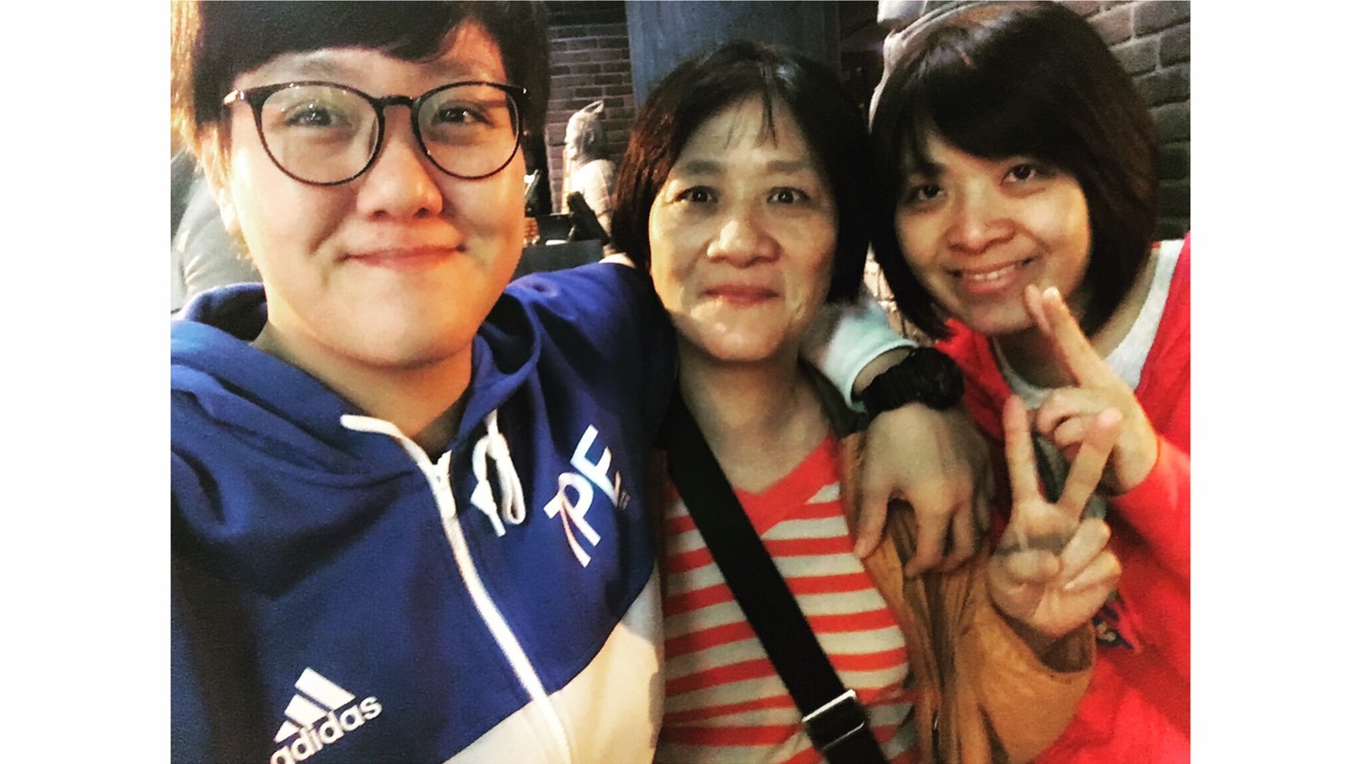 王盈筑(左)與母親(中)合影。 王盈筑(左)與母親(中)合影。