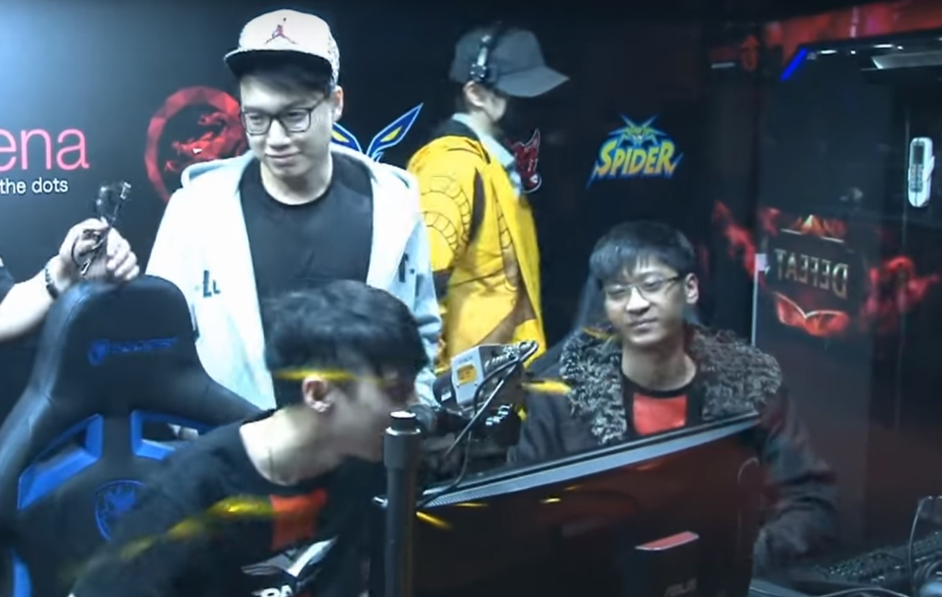 RG的精神領袖(劉導)S2英雄聯盟世界冠軍Toyz也到現場幫忙自家隊伍加油打氣。在賽中,線上眾多玩家們也戲稱這逆轉是否為Toyz原先所策劃好的劇本? RG的精神領袖(劉導)S2英雄聯盟世界冠軍Toyz也到現場幫忙自家隊伍加油打氣。在賽中,線上眾多玩家們也戲稱這逆轉是否為Toyz原先所策劃好的劇本?