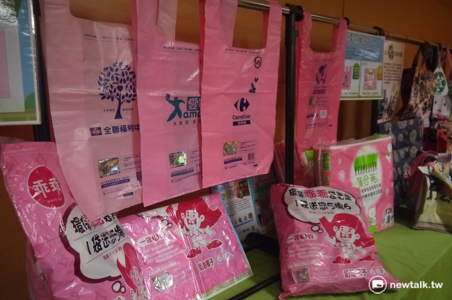 與「垃圾費隨袋徵收」結合的兩用袋。 圖:鍾孟軒/攝 與「垃圾費隨袋徵收」結合的兩用袋。 圖:鍾孟軒/攝