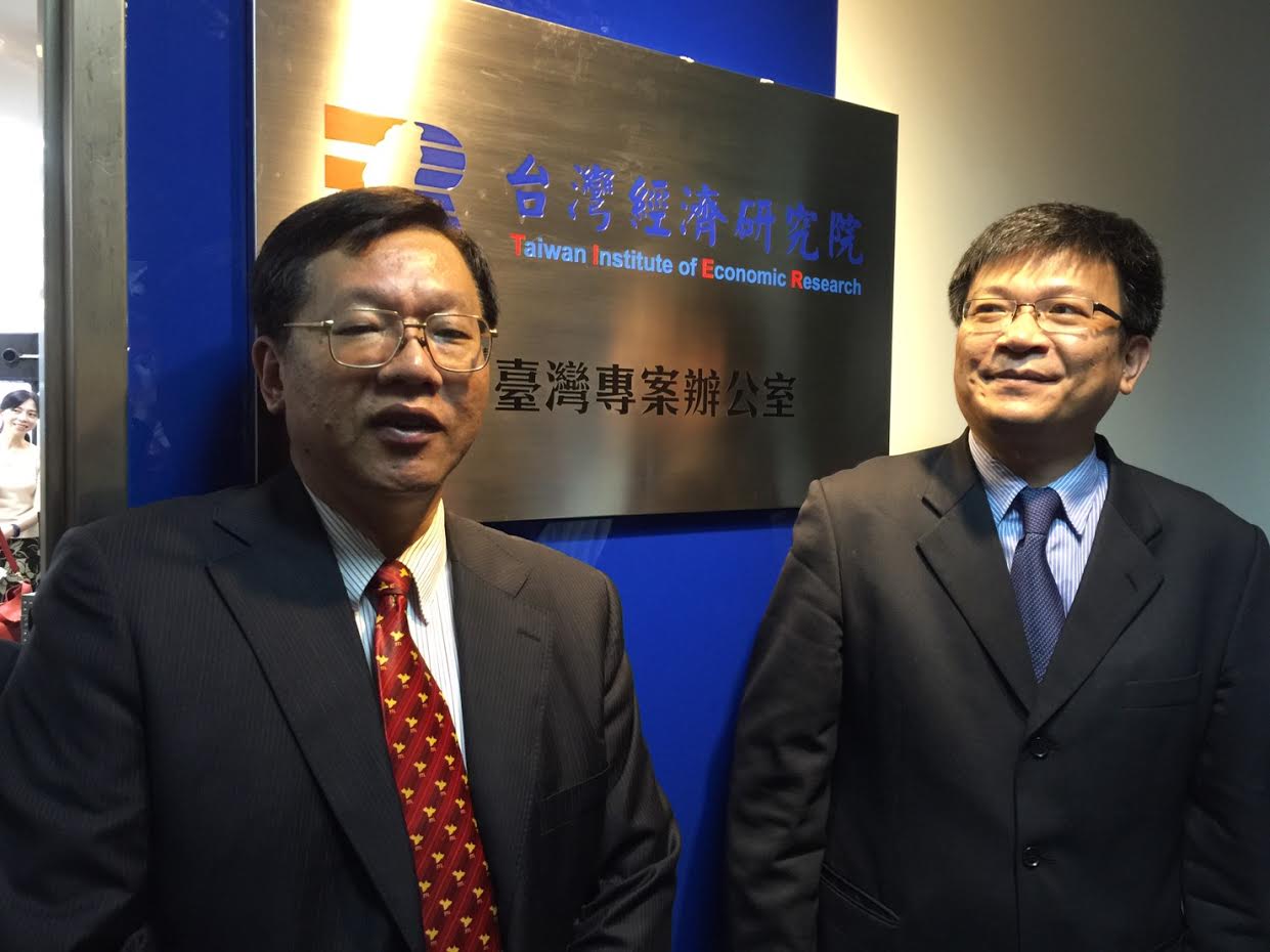 台經院南台辦今在高雄揭碑,為響應政府新南向政策,並帶動南部產業發展,台經院決定率先拋磚引玉。 台經院南台辦今在高雄揭碑,為響應政府新南向政策,並帶動南部產業發展,台經院決定率先拋磚引玉。