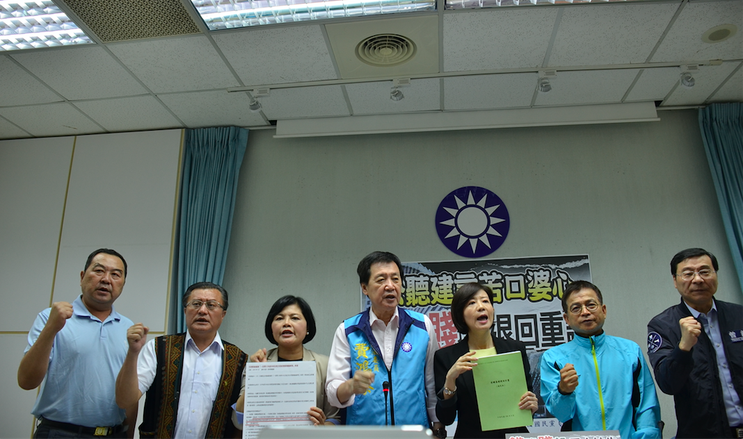 民進黨團召開記者會表示,前瞻基礎建設是政府投資基礎建設、綠能、水資源及數位建設上,對於台灣未來轉型會有幫助。 民進黨團召開記者會表示,前瞻基礎建設是政府投資基礎建設、綠能、水資源及數位建設上,對於台灣未來轉型會有幫助。