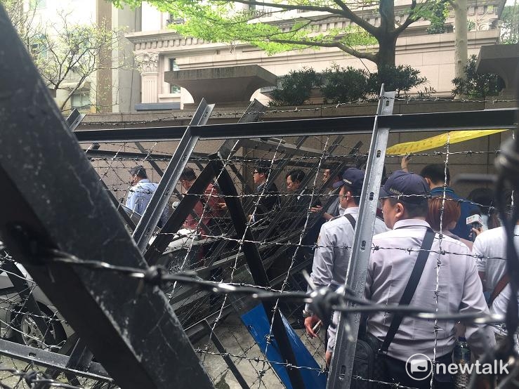 立法院外圍遭抗議民眾包圍,警方僅能從林森南路疾管局側車道,開闢一條秘徑,讓立法院工作人員、立委等得以進入立法院工作。 立法院外圍遭抗議民眾包圍,警方僅能從林森南路疾管局側車道,開闢一條秘徑,讓立法院工作人員、立委等得以進入立法院工作。