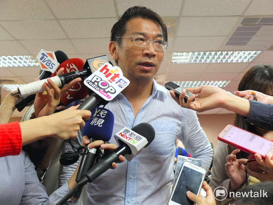 時代力量立委徐永明19日進入立法院時遭到反年金改革群眾潑水、追打。 時代力量立委徐永明19日進入立法院時遭到反年金改革群眾潑水、追打。