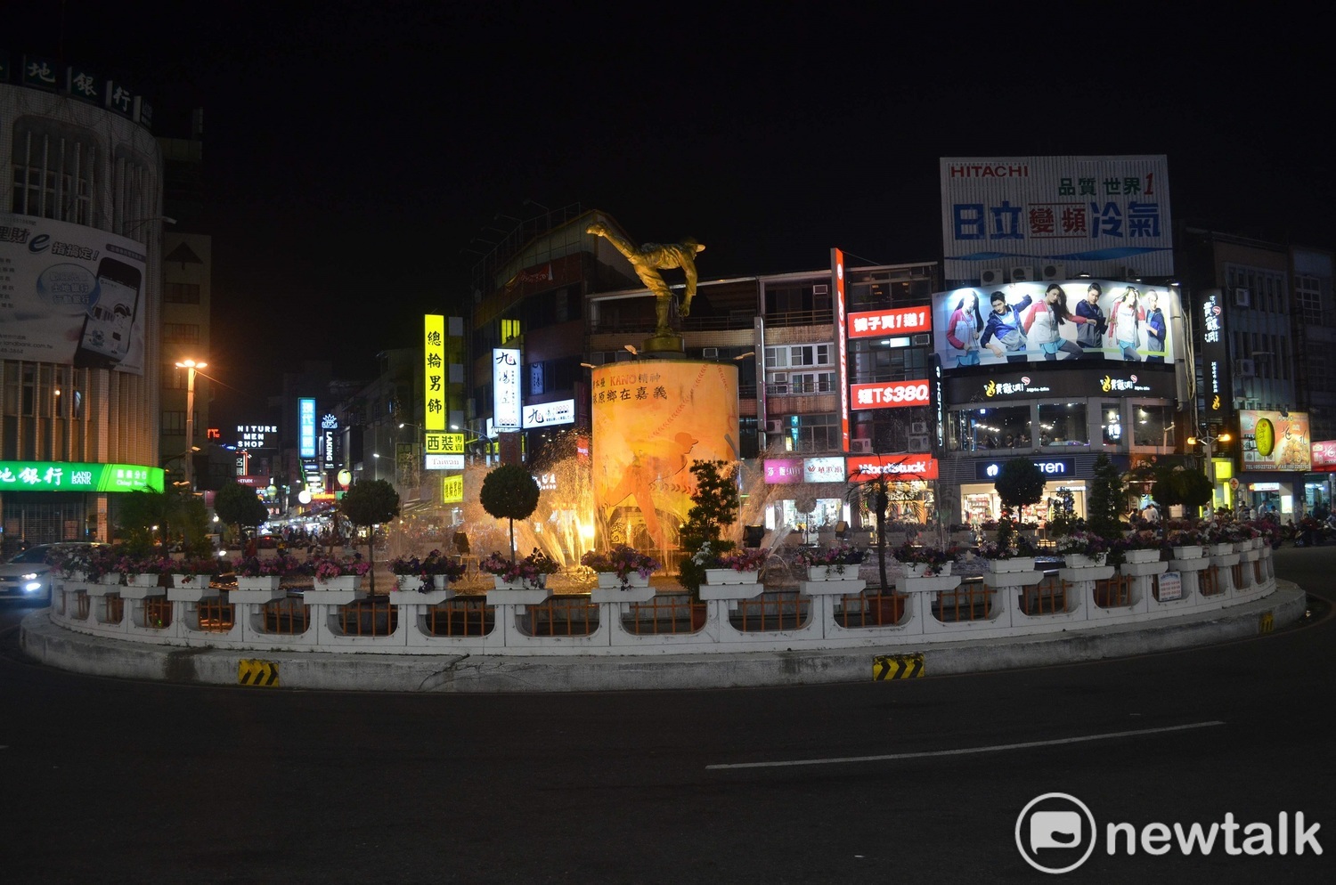 中央噴水池的KANO投手雕像夜景,是嘉義市的知名景點。 圖:蔡坤龍/攝。 中央噴水池的KANO投手雕像夜景,是嘉義市的知名景點。 圖:蔡坤龍/攝。