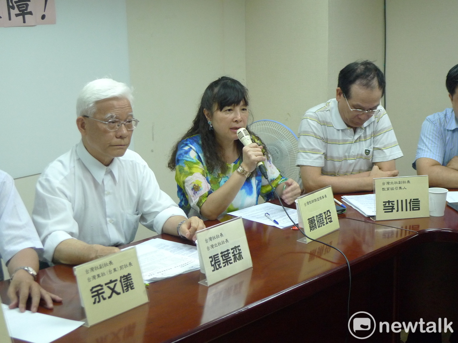 台灣教師聯盟蕭曉玲也表示,教師身體力行願意先被改革,才能教學生什麼是公平正義。 圖:汪少凡/攝 台灣教師聯盟蕭曉玲也表示,教師身體力行願意先被改革,才能教學生什麼是公平正義。 圖:汪少凡/攝
