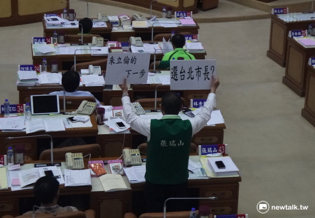 新北市長朱立倫接受質詢。 新北市長朱立倫接受質詢。