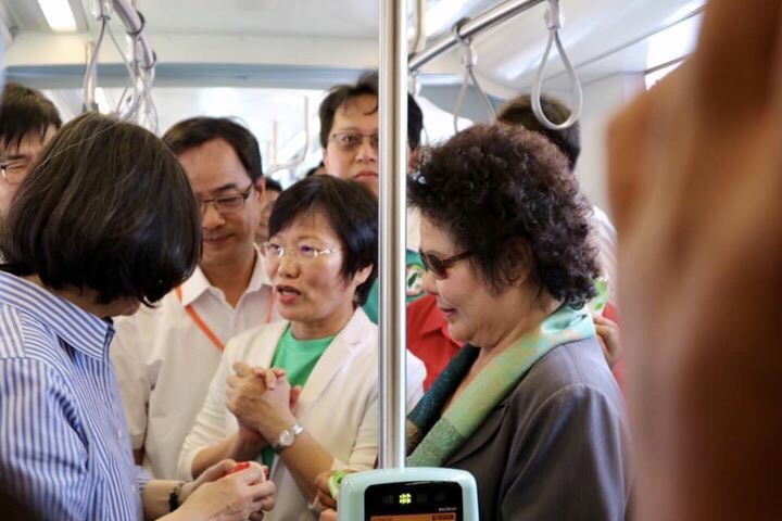 蔡英文總統搭乘高雄輕軌初體驗,高雄市長陳菊贈送一套紀念品。立委劉世芳在一旁陪同。 蔡英文總統搭乘高雄輕軌初體驗,高雄市長陳菊贈送一套紀念品。立委劉世芳在一旁陪同。