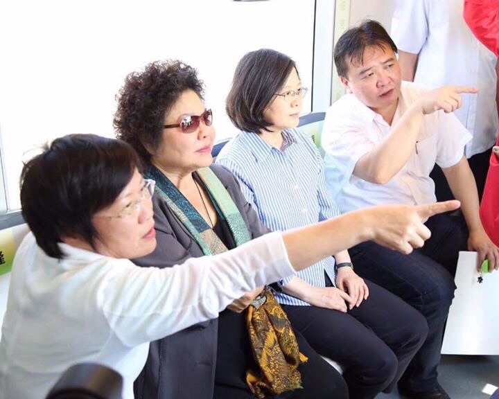 蔡英文總統搭乘高雄輕軌初體驗,高雄市長陳菊贈送一套紀念品。立委劉世芳在一旁陪同。 蔡英文總統搭乘高雄輕軌初體驗,高雄市長陳菊贈送一套紀念品。立委劉世芳在一旁陪同。