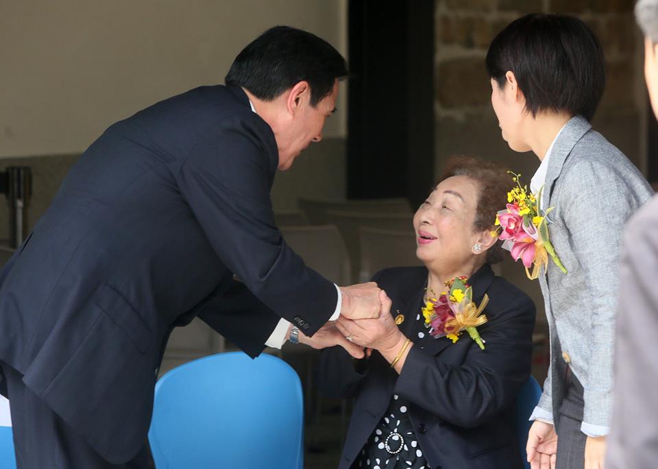 去年3月8日,婦女救援基金會成立的「阿嬤家:和平與女性人權館」揭牌儀式,蓮花阿嬤(中)應邀出席,看到前總統馬英九(左)時笑得很開心。 去年3月8日,婦女救援基金會成立的「阿嬤家:和平與女性人權館」揭牌儀式,蓮花阿嬤(中)應邀出席,看到前總統馬英九(左)時笑得很開心。