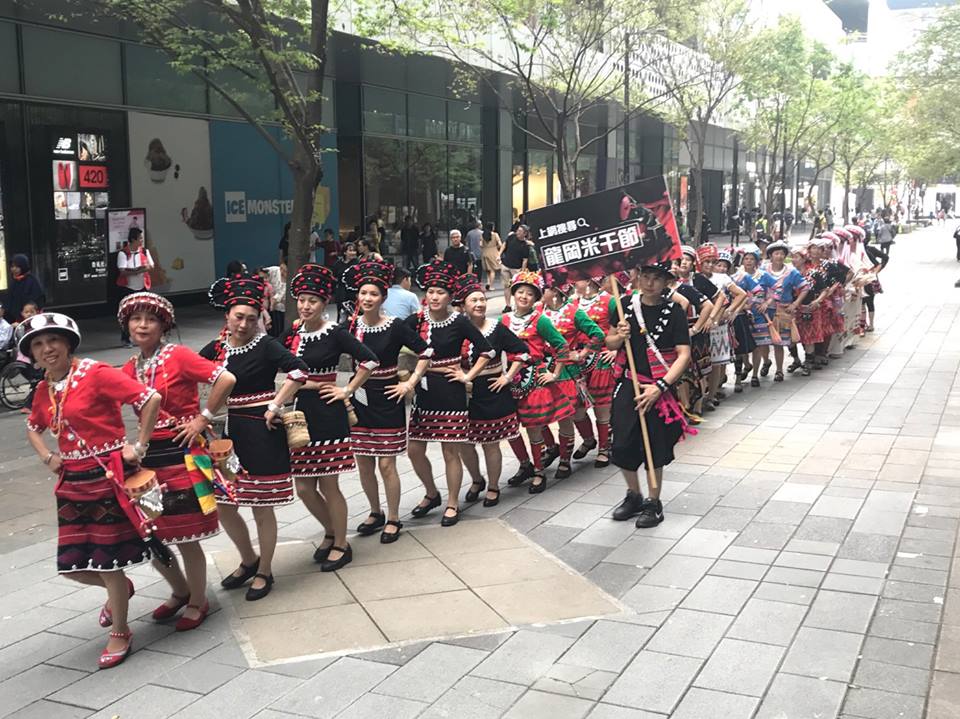 龍岡米干節活動進入倒數,繼上週精彩的長街宴、潑水節以及充滿熱情的打歌長龍,緊接著壓軸登場的火把節將迎來活動最後高潮。 龍岡米干節活動進入倒數,繼上週精彩的長街宴、潑水節以及充滿熱情的打歌長龍,緊接著壓軸登場的火把節將迎來活動最後高潮。