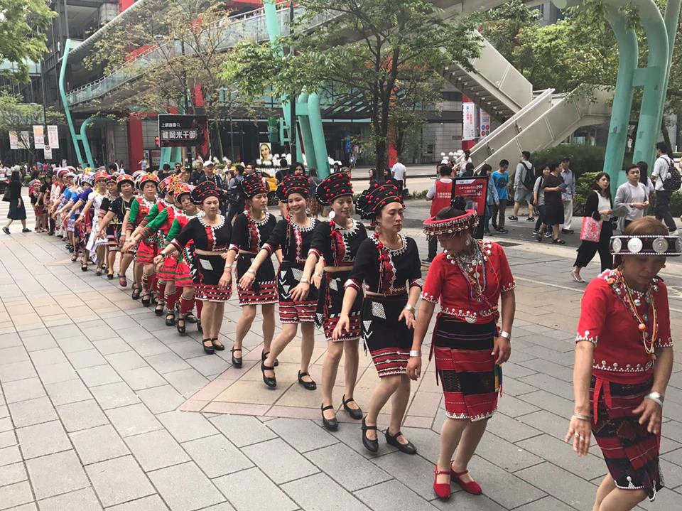 龍岡米干節活動進入倒數,繼上週精彩的長街宴、潑水節以及充滿熱情的打歌長龍,緊接著壓軸登場的火把節將迎來活動最後高潮。 龍岡米干節活動進入倒數,繼上週精彩的長街宴、潑水節以及充滿熱情的打歌長龍,緊接著壓軸登場的火把節將迎來活動最後高潮。