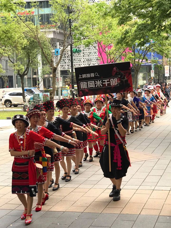龍岡米干節活動進入倒數,繼上週精彩的長街宴、潑水節以及充滿熱情的打歌長龍,緊接著壓軸登場的火把節將迎來活動最後高潮。 龍岡米干節活動進入倒數,繼上週精彩的長街宴、潑水節以及充滿熱情的打歌長龍,緊接著壓軸登場的火把節將迎來活動最後高潮。