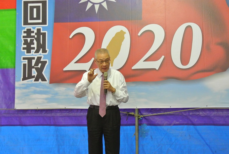 吳敦義在台中市莒光新城與支持者合影。 吳敦義在台中市莒光新城與支持者合影。