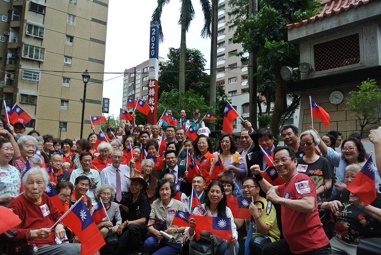 吳敦義在台中市莒光新城與支持者合影。 吳敦義在台中市莒光新城與支持者合影。