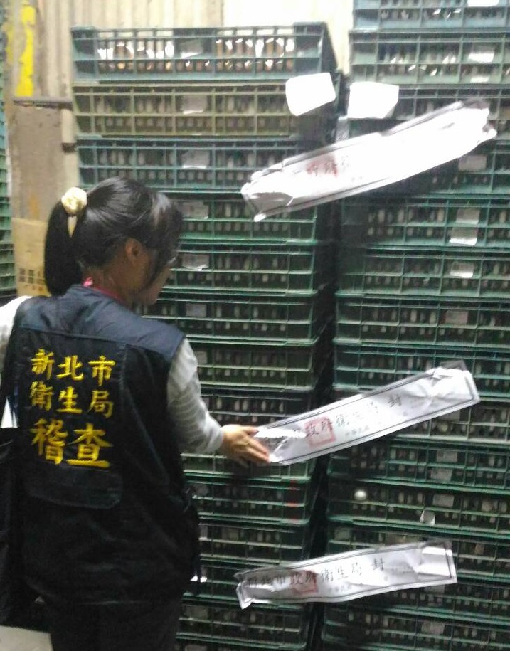 新北市衛生局赴蘆洲區意昌蛋行倉庫查察,至晚上7點30分共計封存756公斤疑似受戴奧辛汙染的雞蛋。 新北市衛生局赴蘆洲區意昌蛋行倉庫查察,至晚上7點30分共計封存756公斤疑似受戴奧辛汙染的雞蛋。