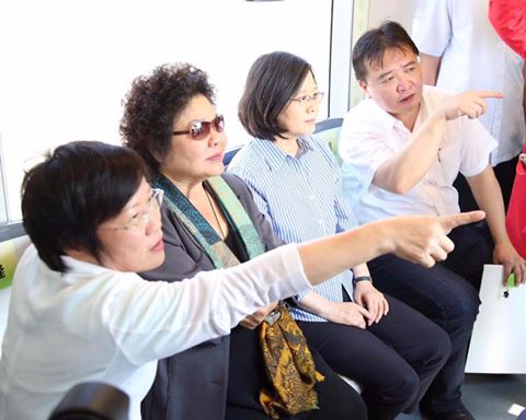 民進黨高雄市長初選5虎爭鬥中,陳其邁(左)民調居於領先,但劉世芳(右)在陳菊力挺下緊咬不放,最後很可能演變成為陳其邁與劉世芳之爭。 民進黨高雄市長初選5虎爭鬥中,陳其邁(左)民調居於領先,但劉世芳(右)在陳菊力挺下緊咬不放,最後很可能演變成為陳其邁與劉世芳之爭。