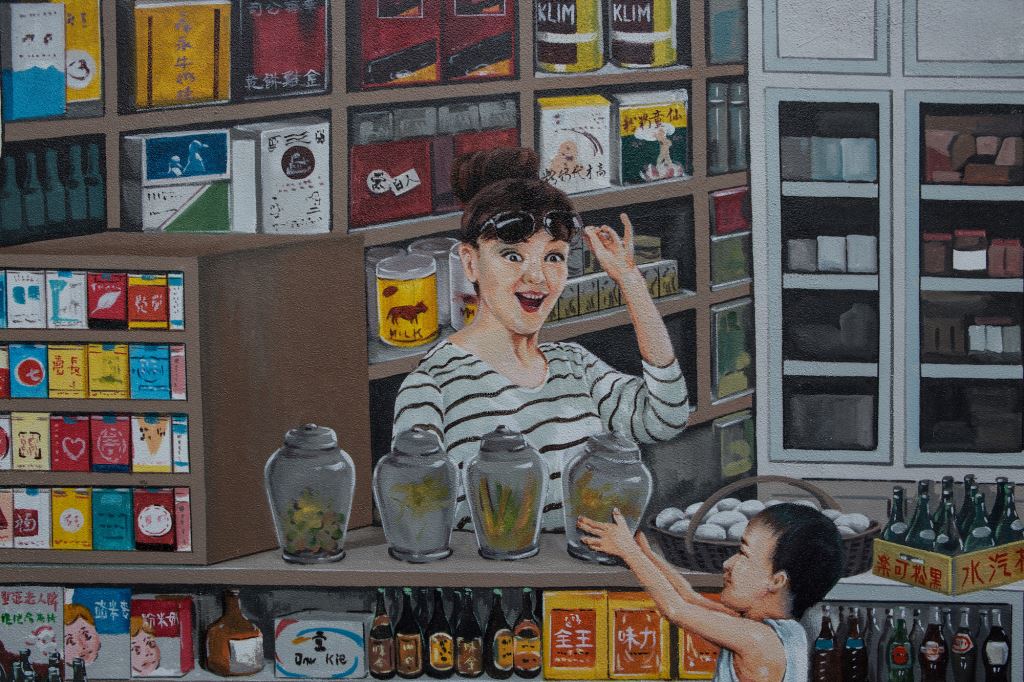 今天你要買點什麼呢?美仁里彩繪巷引遊人走入時光隧道。 圖:翻攝自台中觀光旅遊網 今天你要買點什麼呢?美仁里彩繪巷引遊人走入時光隧道。 圖:翻攝自台中觀光旅遊網