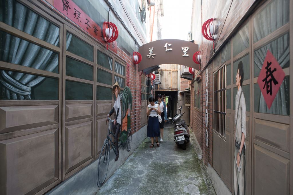 台中美仁里彩繪巷臨近沙鹿火車站,吸引遊人探訪。 圖:翻攝自台中觀光旅遊網 台中美仁里彩繪巷臨近沙鹿火車站,吸引遊人探訪。 圖:翻攝自台中觀光旅遊網