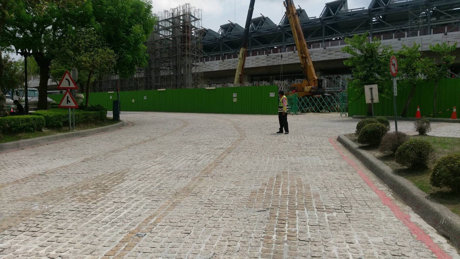 豐原車站站前馬路,之前的舊地磚陸續出現破損、凹陷的情形,台中市府建設局因而進行改善工程。 圖:台中市政府提供 豐原車站站前馬路,之前的舊地磚陸續出現破損、凹陷的情形,台中市府建設局因而進行改善工程。 圖:台中市政府提供
