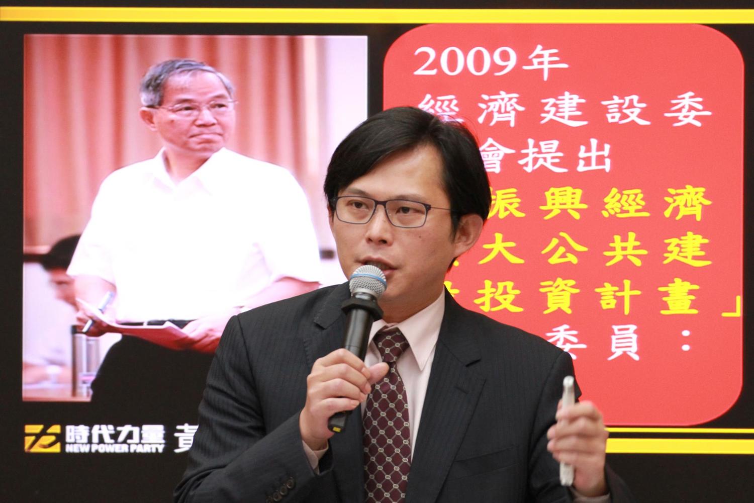 黃國昌今 (22) 日質詢交通部長賀陳旦,賀陳旦承諾「軌道建設」的用地取得不會用「區段徵收」。 黃國昌今 (22) 日質詢交通部長賀陳旦,賀陳旦承諾「軌道建設」的用地取得不會用「區段徵收」。