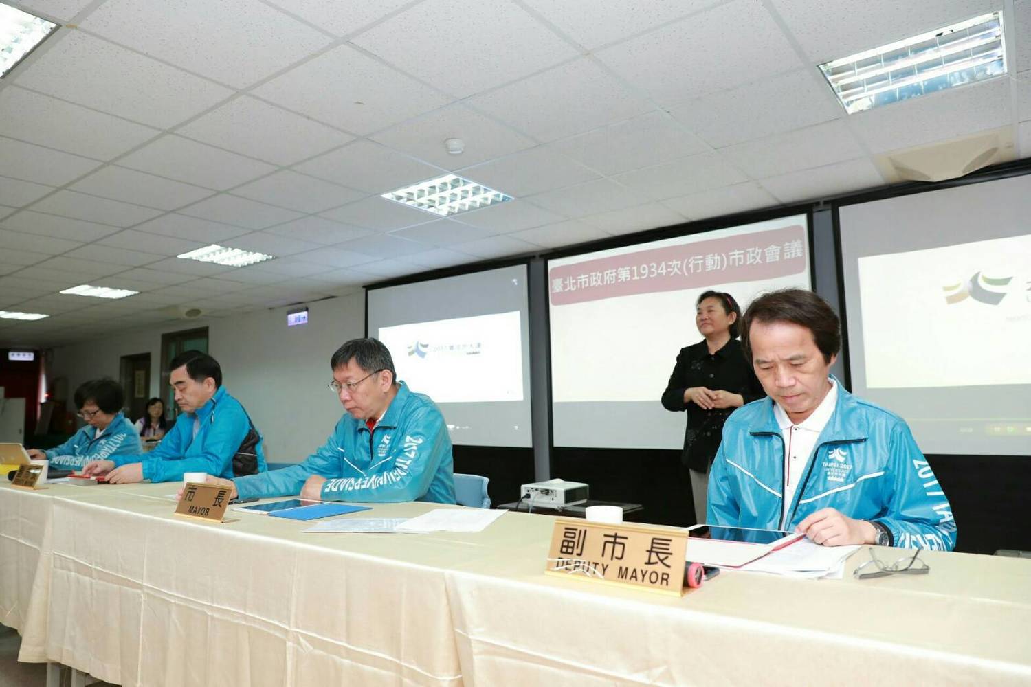 台北市長柯文哲今(25)日上午率市府團隊移師北投區舉辦行動市政會議,會後受訪被問到對日前立法院外年改衝突的看法,柯文哲一面譴責暴力行為,一面談論自己的維安理念,自曝指示警方搬出大量拒馬。 圖:台北市政府提供 台北市長柯文哲今(25)日上午率市府團隊移師北投區舉辦行動市政會議,會後受訪被問到對日前立法院外年改衝突的看法,柯文哲一面譴責暴力行為,一面談論自己的維安理念,自曝指示警方搬出大量拒馬。 圖:台北市政府提供