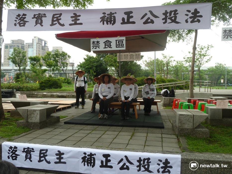 人民作主基金會董事長陳麗貴帶領第一波接力禁食。 圖:謝莉慧/攝 人民作主基金會董事長陳麗貴帶領第一波接力禁食。 圖:謝莉慧/攝