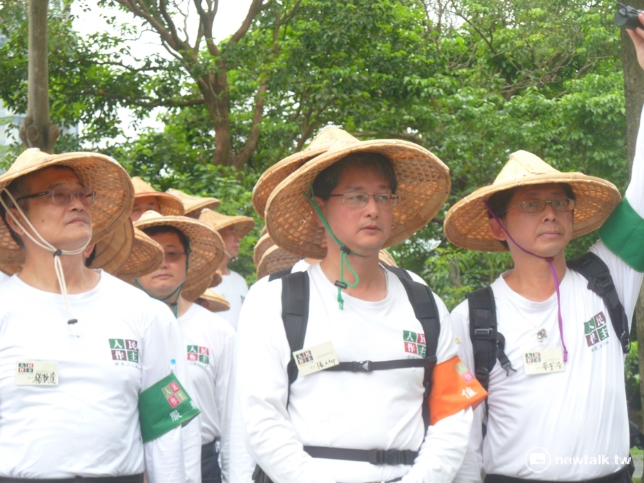 人民作妵志工出發繞行民進黨中央黨部週圍街道。 圖:謝莉慧/攝 人民作妵志工出發繞行民進黨中央黨部週圍街道。 圖:謝莉慧/攝
