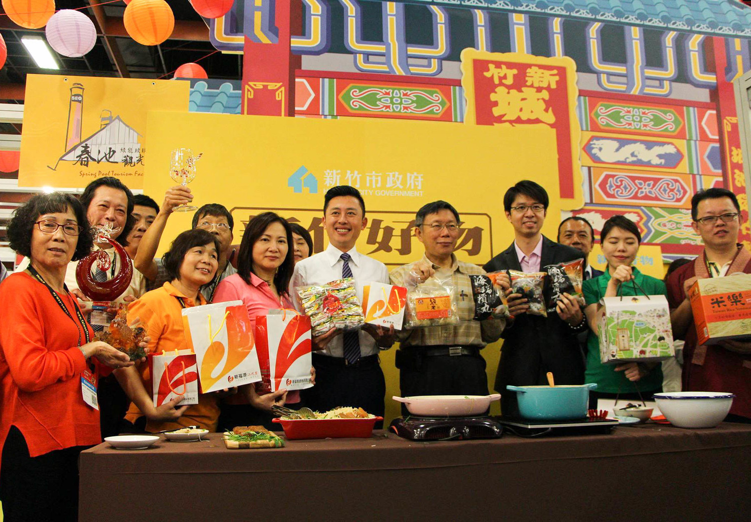 台灣伴手禮名品展今天開幕,展期至4月29日,在台北世貿一館可品嚐到道地的新竹美食。 圖:呂晏慈攝 台灣伴手禮名品展今天開幕,展期至4月29日,在台北世貿一館可品嚐到道地的新竹美食。 圖:呂晏慈攝