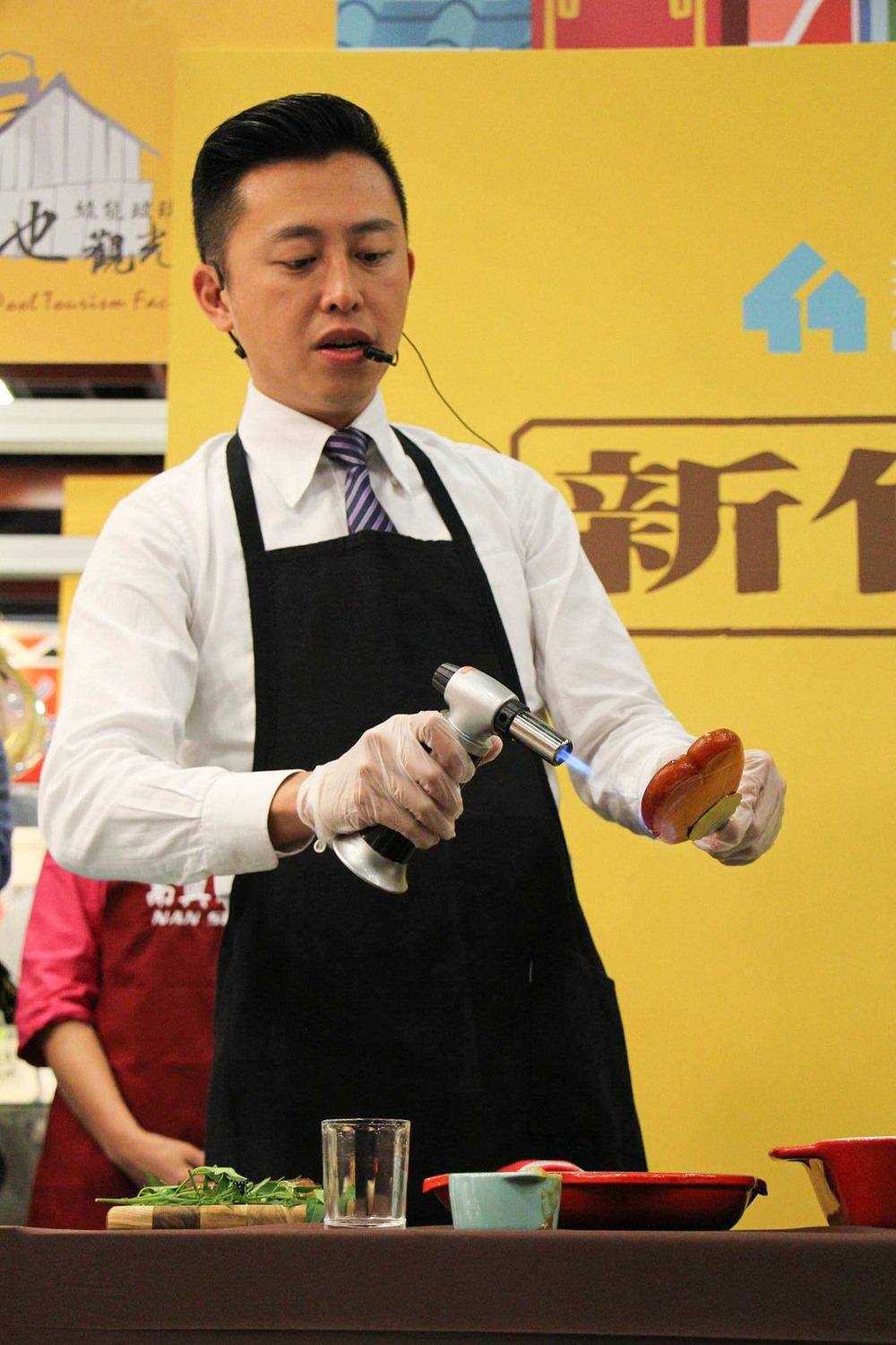 林智堅披上圍裙,化身「型男大主廚」,料理烏魚子。 圖:呂晏慈攝 林智堅披上圍裙,化身「型男大主廚」,料理烏魚子。 圖:呂晏慈攝