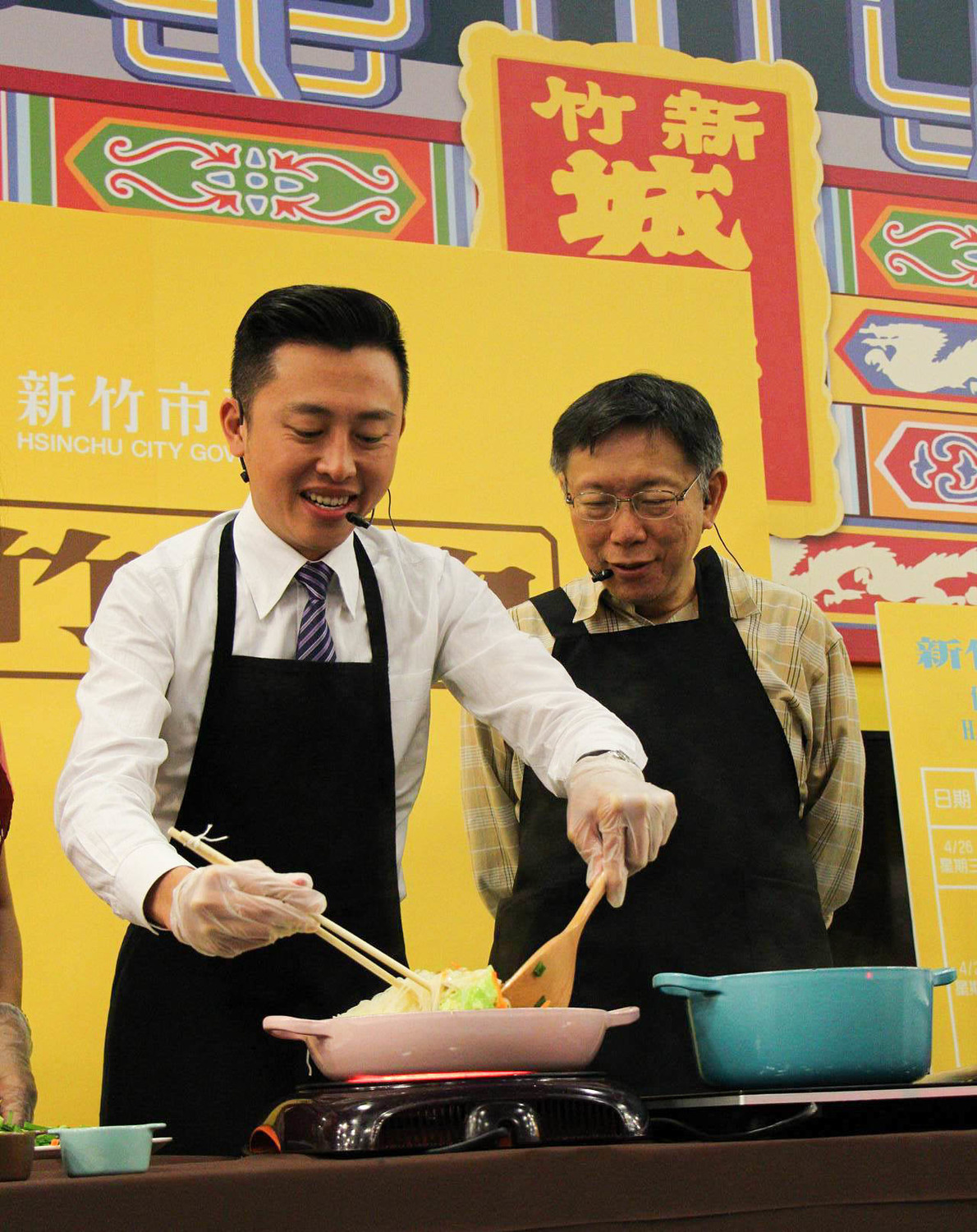 柯文哲、林智堅聯手完成烏魚子炒米粉,香味四溢。 圖:呂晏慈攝 柯文哲、林智堅聯手完成烏魚子炒米粉,香味四溢。 圖:呂晏慈攝