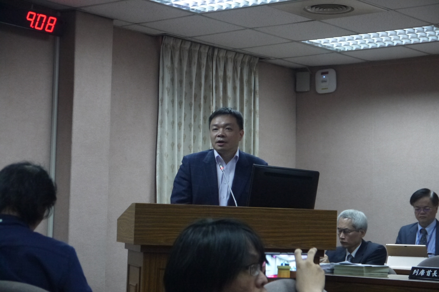 針對年金改革,世新大學法律系教授高思博26日在立法院「公務人員退休撫卹法」草案公聽會中表示,年改過程看不出平等,政府表現出「高高在上」的姿態,年金改革正當性有問題。 圖:鍾孟軒/攝 針對年金改革,世新大學法律系教授高思博26日在立法院「公務人員退休撫卹法」草案公聽會中表示,年改過程看不出平等,政府表現出「高高在上」的姿態,年金改革正當性有問題。 圖:鍾孟軒/攝