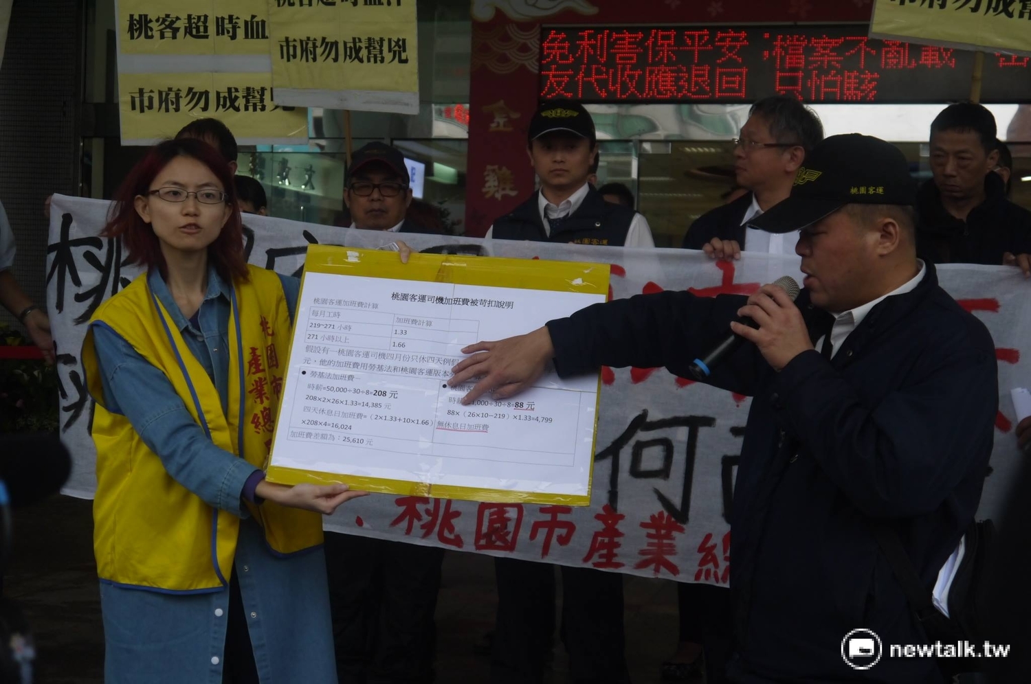 桃園客運員工徐永發說明加班制度。 圖:鍾孟軒/攝。 桃園客運員工徐永發說明加班制度。 圖:鍾孟軒/攝。