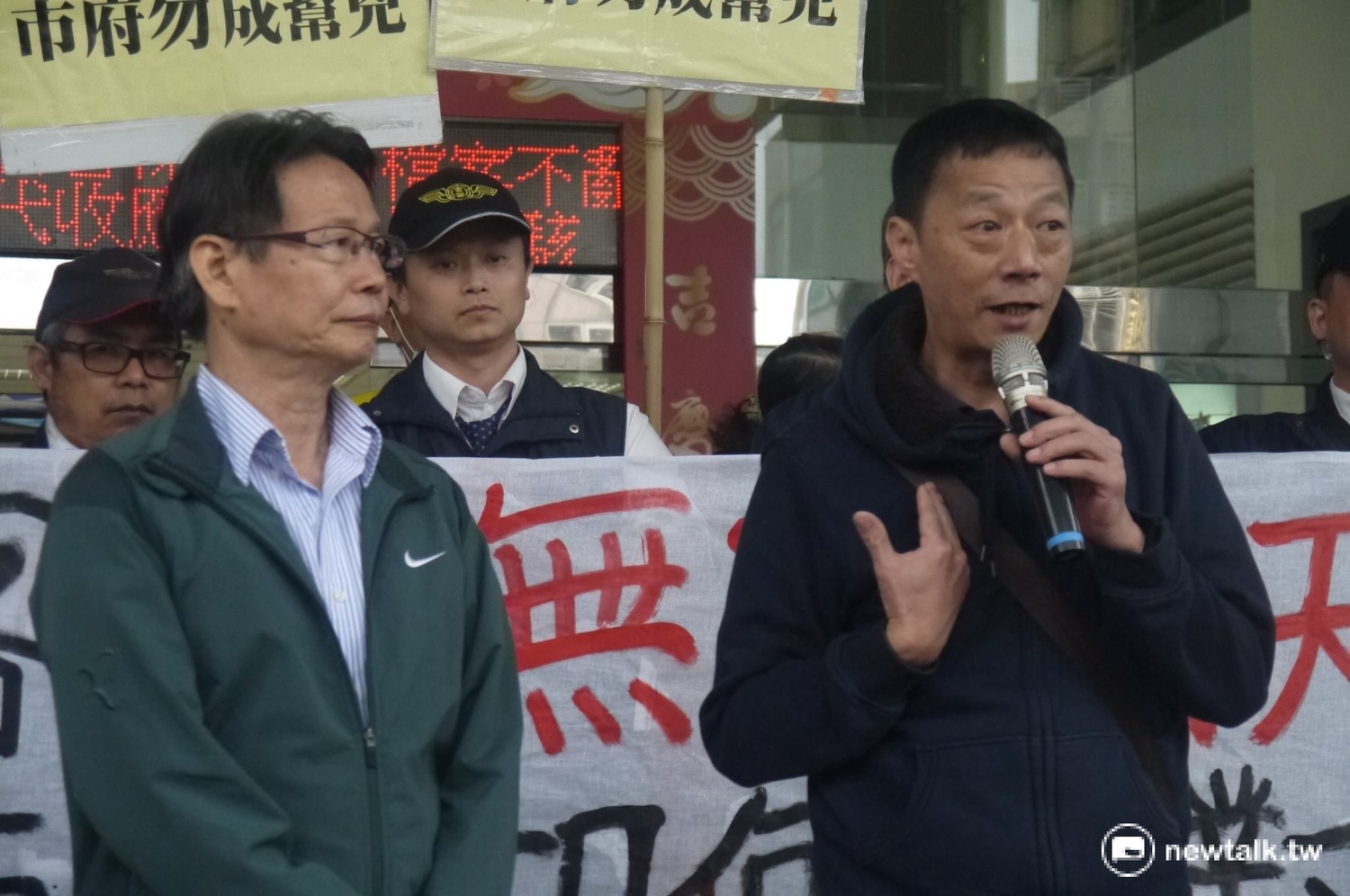 桃園市勞動局勞資關係科科長馮飛燿出面接受陳情。 圖:鍾孟軒/攝。 桃園市勞動局勞資關係科科長馮飛燿出面接受陳情。 圖:鍾孟軒/攝。