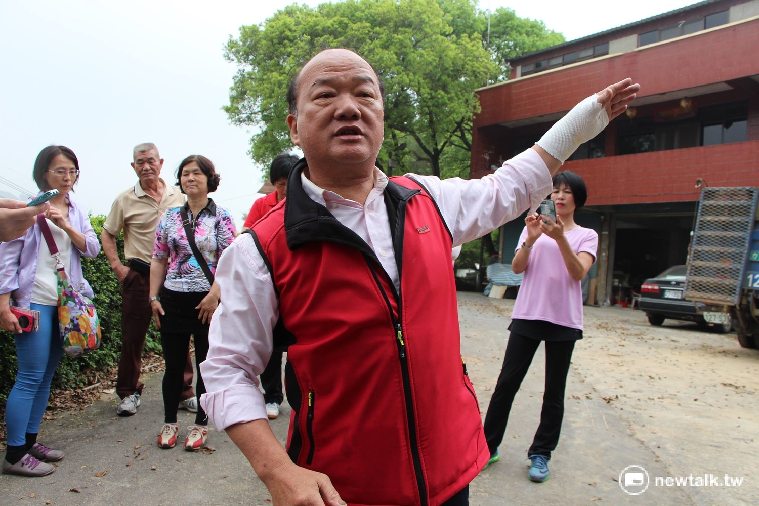 黃耀昌說,保甲古道是當地人「記憶的起點」,乘載了老坑一帶往昔風華。 圖:呂晏慈攝 黃耀昌說,保甲古道是當地人「記憶的起點」,乘載了老坑一帶往昔風華。 圖:呂晏慈攝