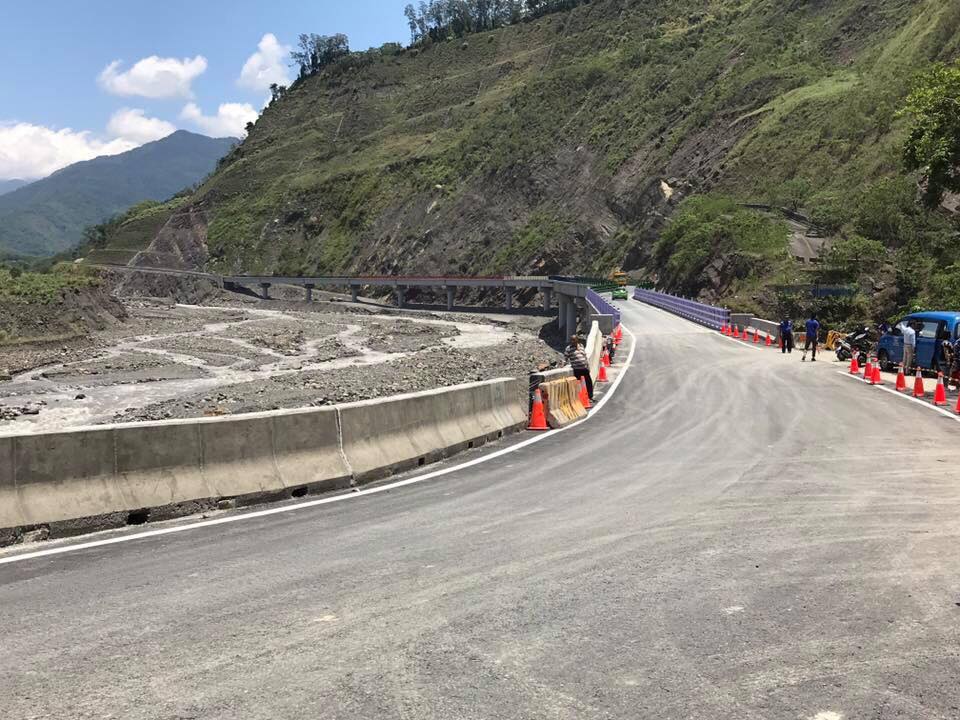莫拉克颱風重創台20線南橫公路,高雄寶來以上地區交通中斷、處處孤島,台20寶來勤和至復興中期路段,700公尺長的「明霸克露橋」今(29)日通車,這段與荖濃溪搏鬥的五公里關鍵路段接通,等於是「壯麗南橫再現」立下重要的里程碑。 圖:劉世芳/提供 莫拉克颱風重創台20線南橫公路,高雄寶來以上地區交通中斷、處處孤島,台20寶來勤和至復興中期路段,700公尺長的「明霸克露橋」今(29)日通車,這段與荖濃溪搏鬥的五公里關鍵路段接通,等於是「壯麗南橫再現」立下重要的里程碑。 圖:劉世芳/提供