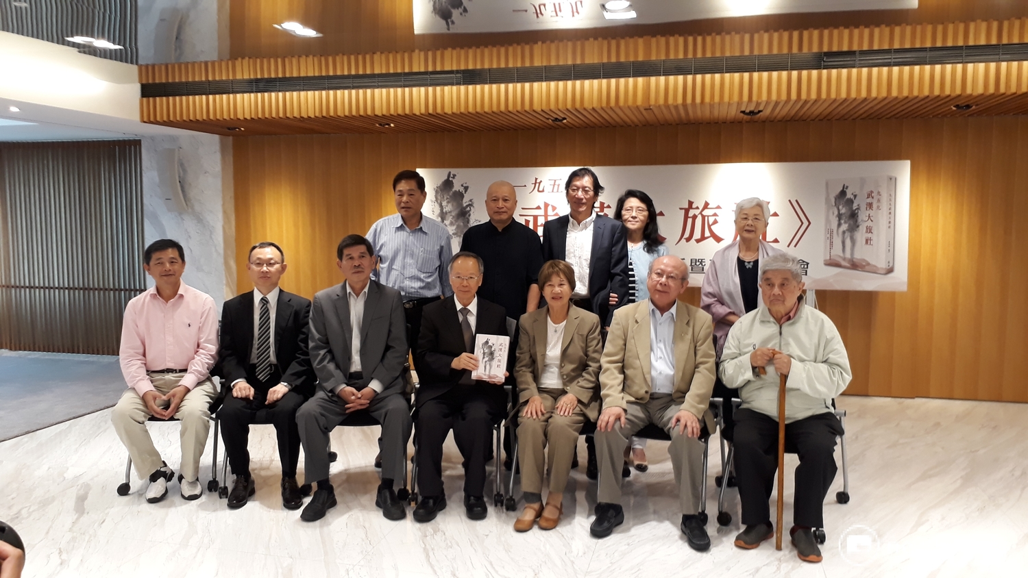 高齡九十歲的武漢大旅社冤案當事人楊薰春,今(30)日在《一九五九 武漢大旅社》重新再版新書發表會上呼籲,在民進黨重新執政、蔡英文擔任總統之際,盼望政府能夠盡速查明真相,還當年七名受害者一個清白。 高齡九十歲的武漢大旅社冤案當事人楊薰春,今(30)日在《一九五九 武漢大旅社》重新再版新書發表會上呼籲,在民進黨重新執政、蔡英文擔任總統之際,盼望政府能夠盡速查明真相,還當年七名受害者一個清白。