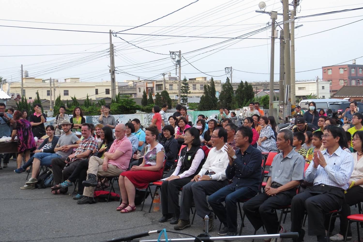7人位藝術家自4月15日起進駐成龍村,成龍國小特別舉辦歡迎會,學童演奏烏克麗麗,親切與藝術家們互動,15日下午5點半在成龍村安龍宮廟埕還有歡迎晚會,村民要用拿手在地料理招待他們,也歡迎大家一起前往同樂。 圖:取自成龍濕地國際藝術節臉書 7人位藝術家自4月15日起進駐成龍村,成龍國小特別舉辦歡迎會,學童演奏烏克麗麗,親切與藝術家們互動,15日下午5點半在成龍村安龍宮廟埕還有歡迎晚會,村民要用拿手在地料理招待他們,也歡迎大家一起前往同樂。 圖:取自成龍濕地國際藝術節臉書