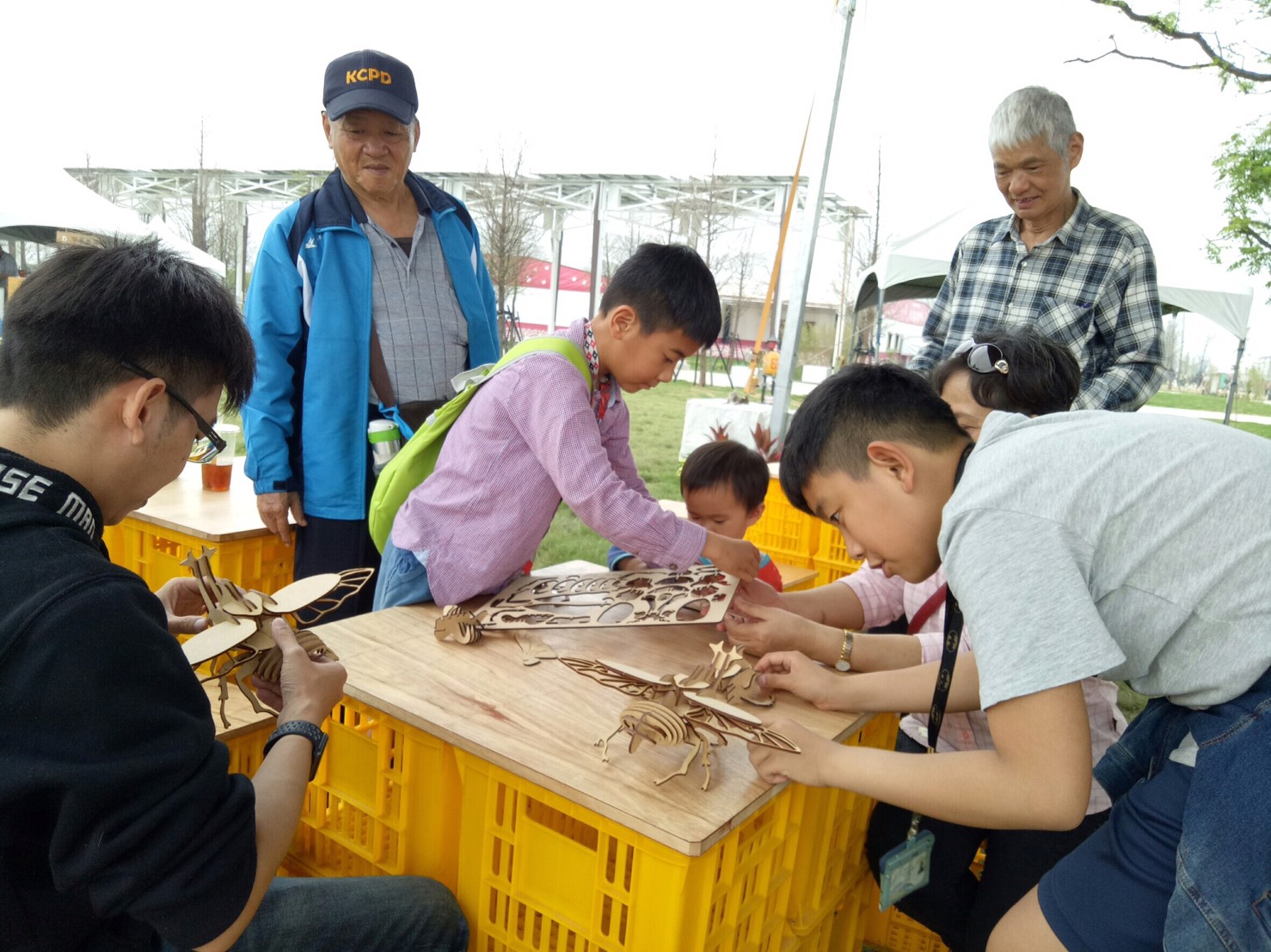 農博推出DIY體驗活動,大小朋友共襄盛舉,自製木頭小玩意。 圖:桃園市政府提供 農博推出DIY體驗活動,大小朋友共襄盛舉,自製木頭小玩意。 圖:桃園市政府提供