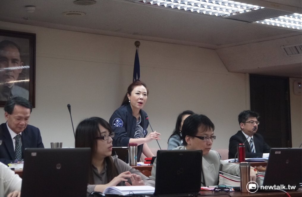 國民黨籍立委李彥秀大罵官員「要不要臉?」 圖:鍾孟軒/攝 國民黨籍立委李彥秀大罵官員「要不要臉?」 圖:鍾孟軒/攝